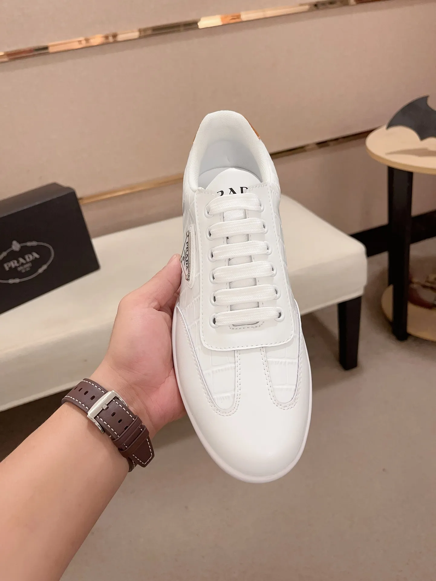 Factory price 420💰 ✔️✔️✔️The new PRADA (Prada) counters are launched simultaneously. The new men's shoes and 😘fabrics are made of selected first-layer cowhide ➕ breathable mesh technology. Lining: Full sheepskin lining. 👍🏿 High-end ☄️ air-cushion molded anti-slip rubber outsole, exquisite lines, simple and elegant, comfortable and high-end for leisure travel. Code number: 38 to 44 (45 can be customized)